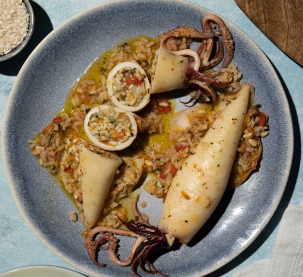 Жареный рис с кальмарами и яйцом — рецепт с фото пошагово
